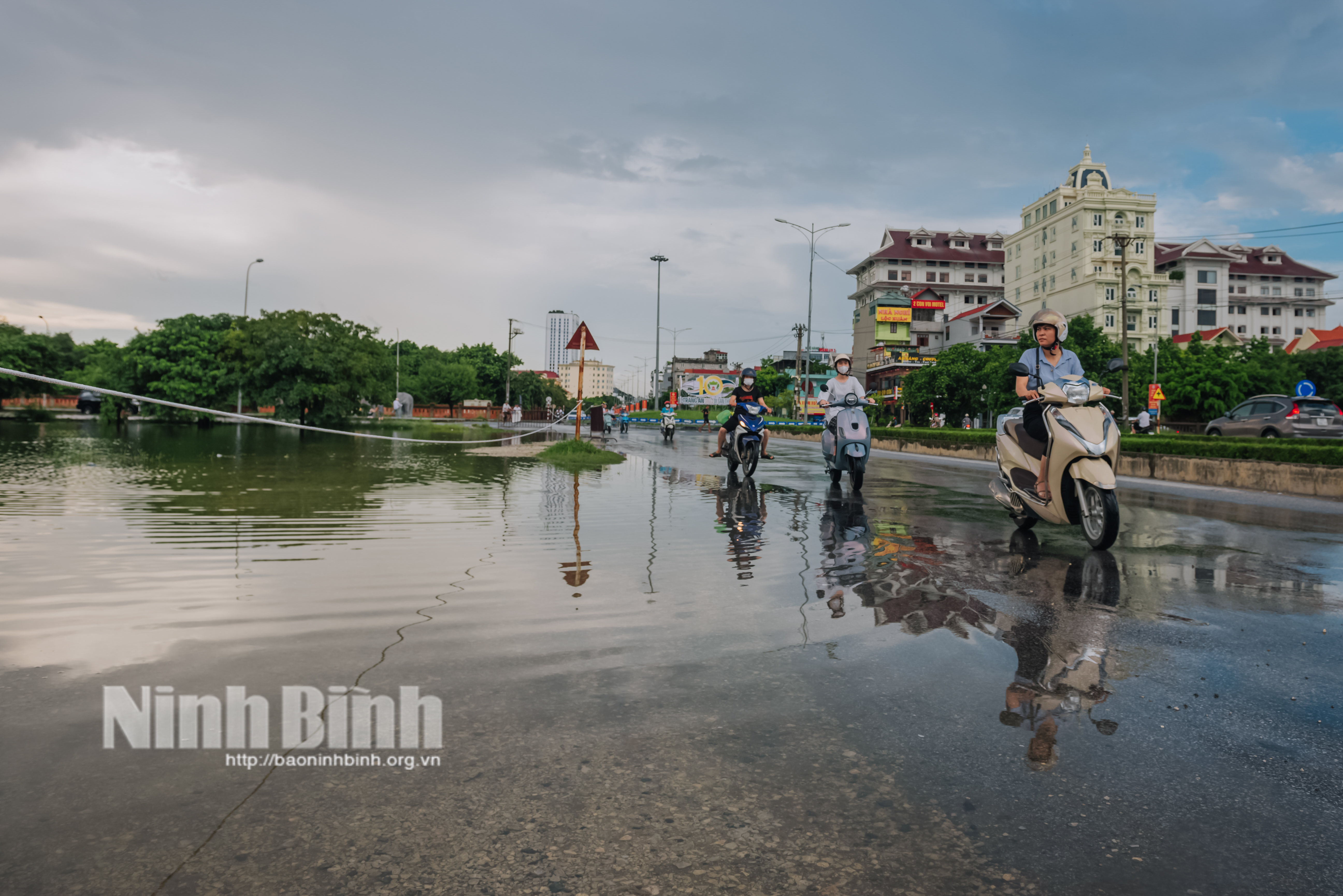 Mưa lớn nhiều tuyến đường ở thành phố Ninh Bình ngập sâu