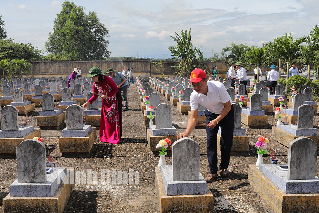 Đoàn đại biểu của tỉnh dâng hương tại Nghĩa trang Liệt sĩ Quốc gia Trường Sơn Nghĩa trang Liệt sĩ Quốc gia Đường 9 và Khu di tích Thành cổ Quảng Trị