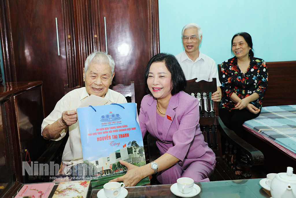 Phó Chủ tịch Quốc hội Nguyễn Thị Thanh thăm tặng quà các gia đình người có công với cách mạng