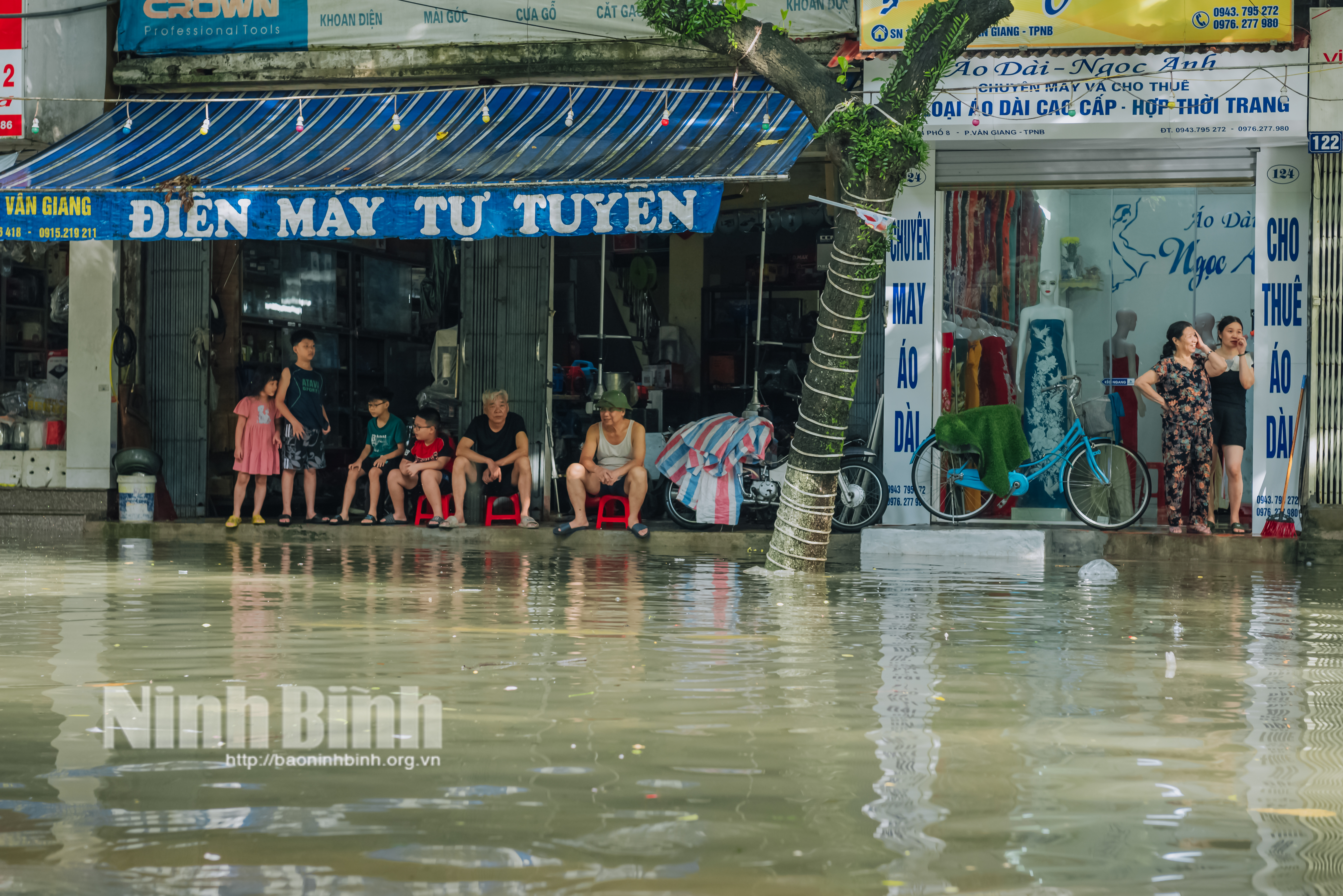 Mưa lớn nhiều tuyến đường ở thành phố Ninh Bình ngập sâu