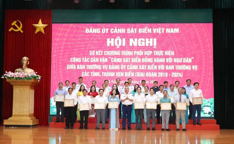 Sơ kết Chương trình phối hợp thực hiện công tác dân vận “Cảnh sát biển đồng hành với ngư dân” giai đoạn 2019-2024 ảnh 5