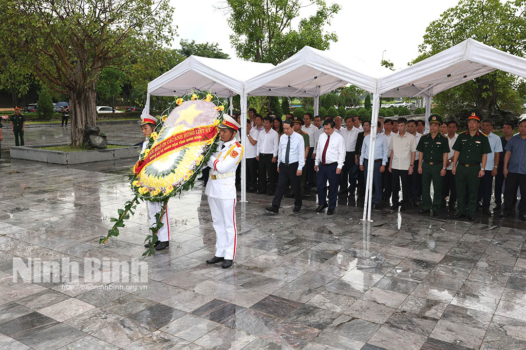 Đoàn đại biểu lãnh đạo tỉnh dâng hương nhân dịp 79 năm Cách mạng Tháng Tám và Quốc khánh 29