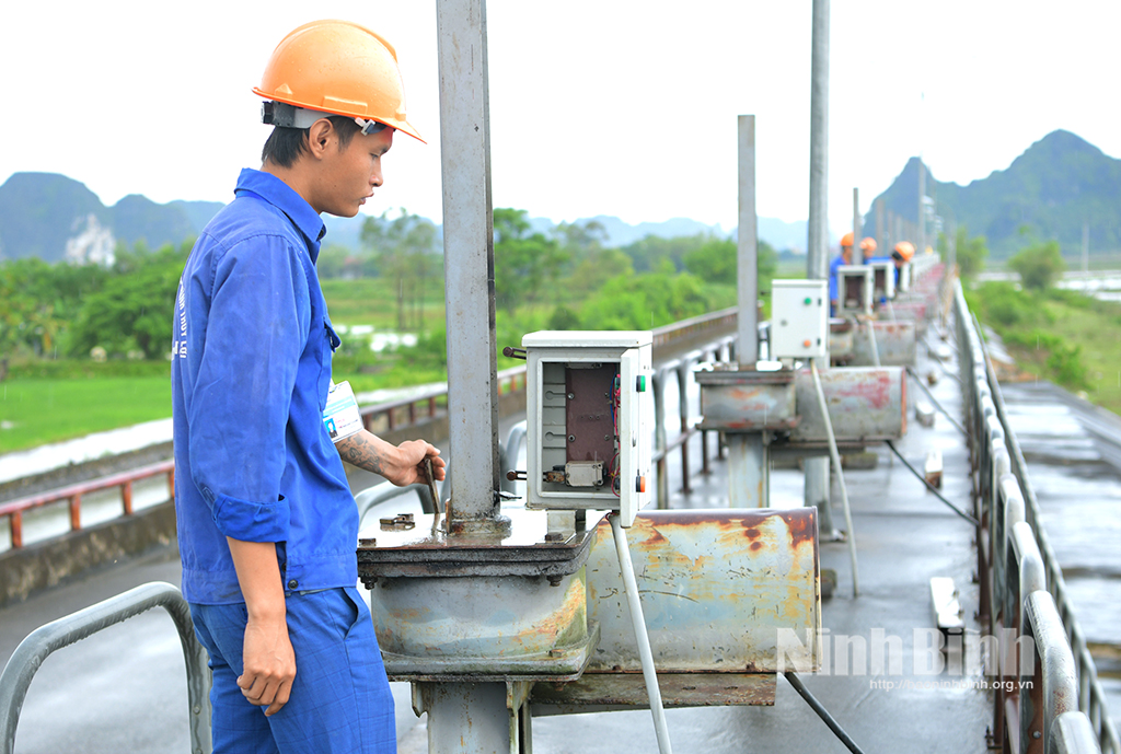 Các đồng chí lãnh đạo tỉnh kiểm tra công tác ứng phó với bão số 3 tại các địa phương