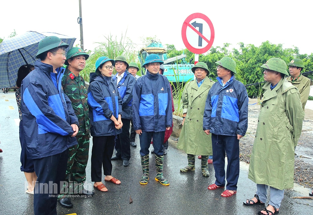 Đồng chí Bí thư Tỉnh ủy kiểm tra tình hình mưa lũ tại các huyện Gia Viễn Hoa Lư