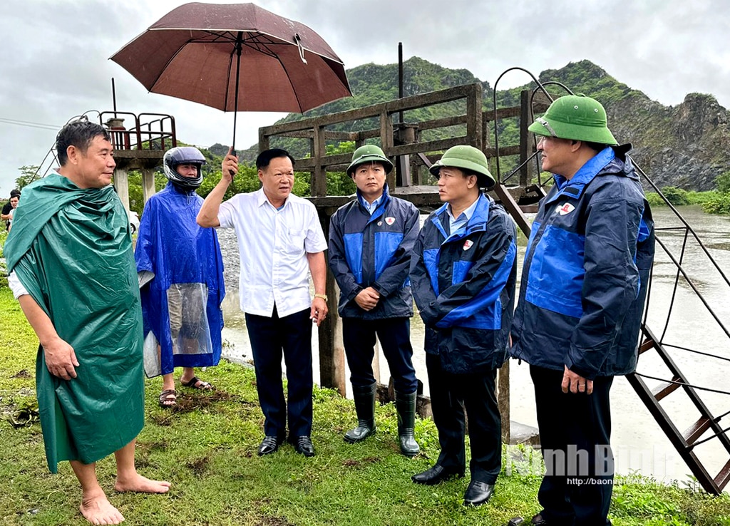 Các đồng chí lãnh đạo tỉnh kiểm tra công tác ứng phó với mưa lũ