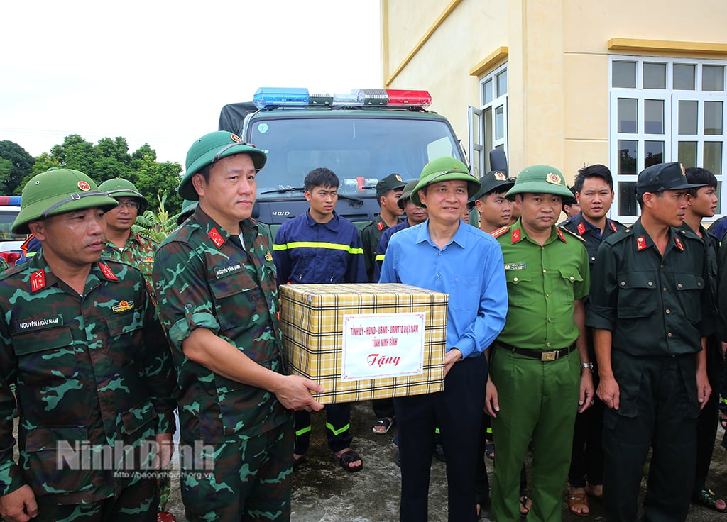 Đồng chí Trưởng Ban Tổ chức Trung ương Lê Minh Hưng kiểm tra chỉ đạo công tác khắc phục hậu quả bão số 3 và mưa lũ tại Ninh Bình