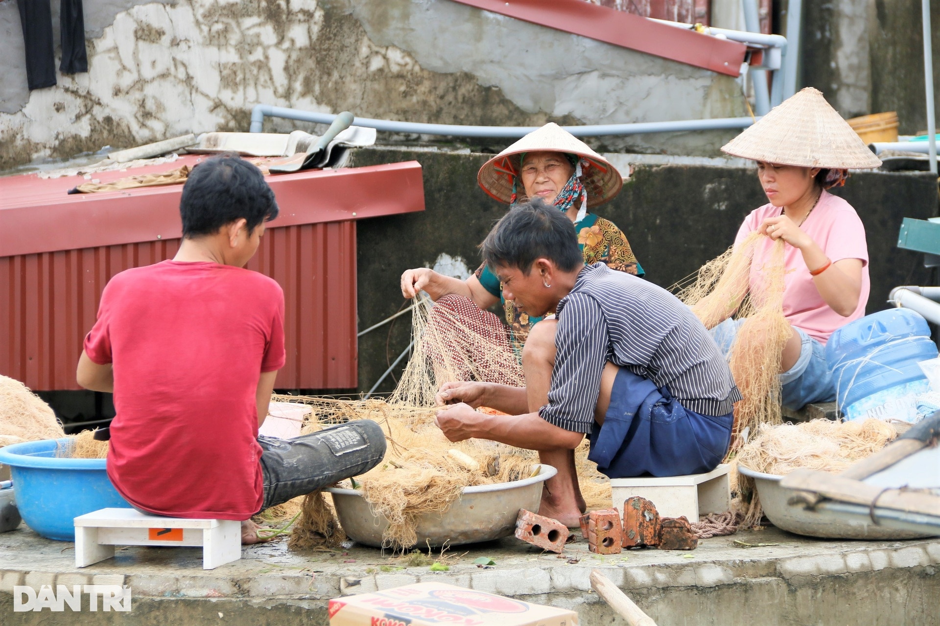 Cảnh sống trên thuyền, ngủ mái nhà ở rốn lũ sông Hoàng Long - 8