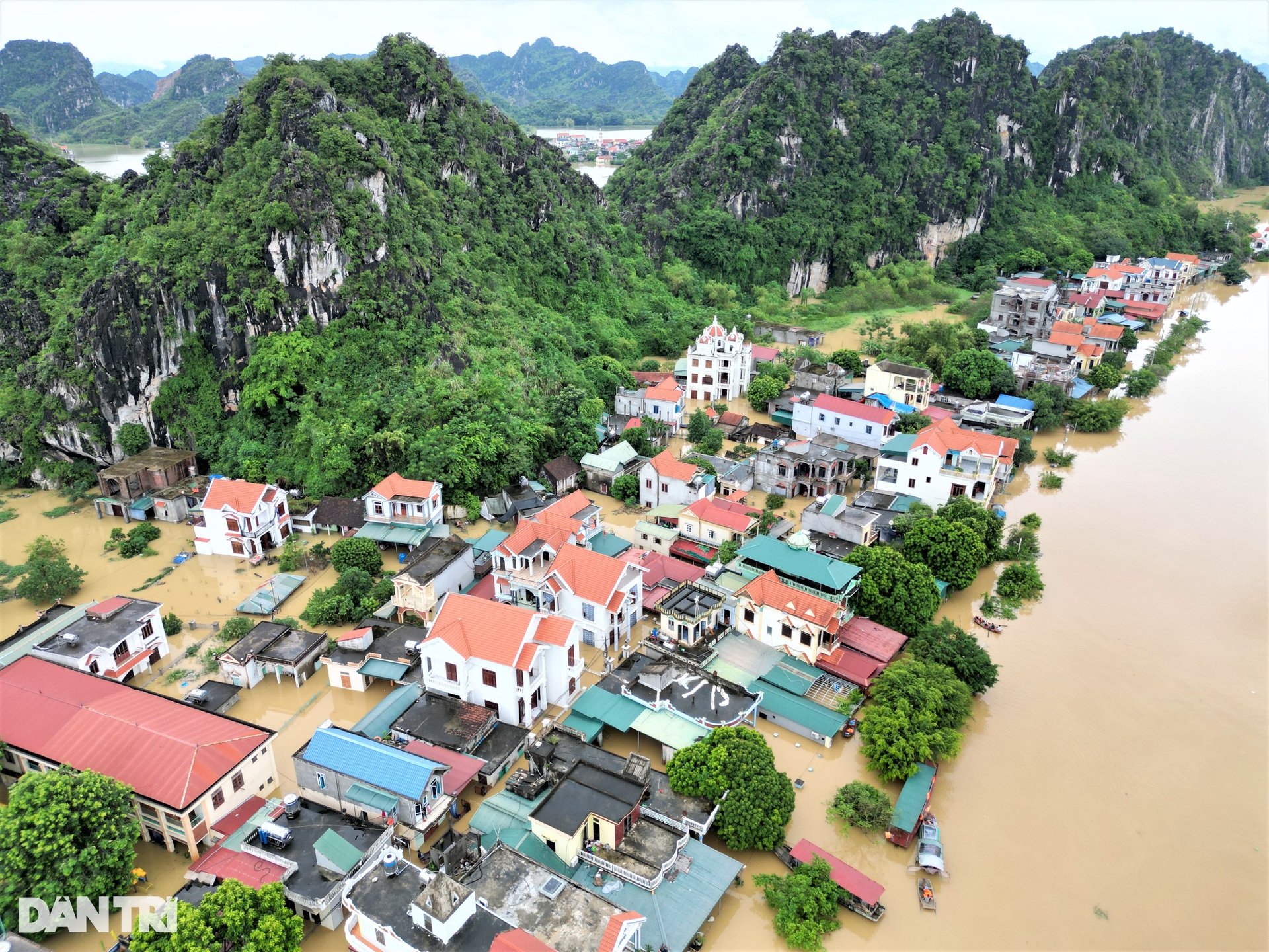 Toàn cảnh cơn đại hồng thủy cô lập hàng nghìn nhà dân ở Ninh Bình - 10