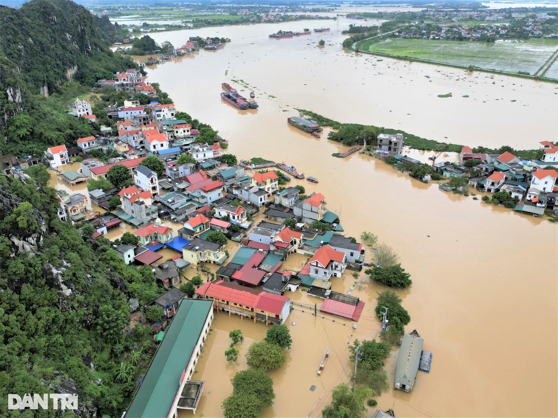 Toàn cảnh cơn đại hồng thủy cô lập hàng nghìn nhà dân ở Ninh Bình - 9