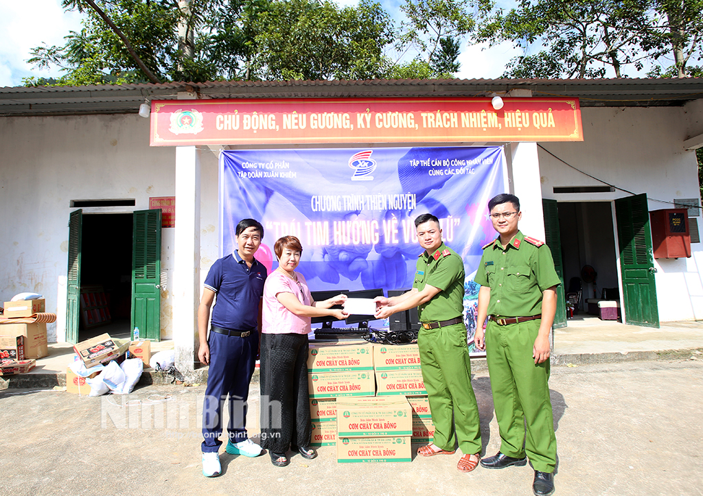 Đoàn Thiện nguyện tỉnh Ninh Bình thăm hỏi trao quà hỗ trợ đồng bào vùng lũ huyện Bắc Hà Lào Cai