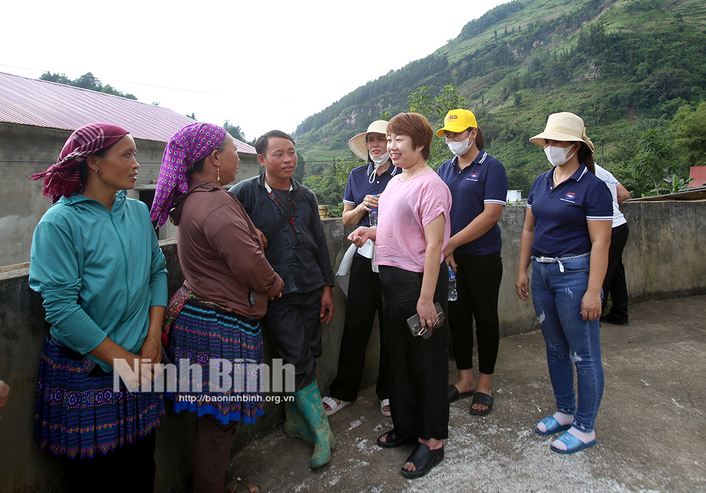 Đoàn Thiện nguyện tỉnh Ninh Bình thăm hỏi trao quà hỗ trợ đồng bào vùng lũ huyện Bắc Hà Lào Cai