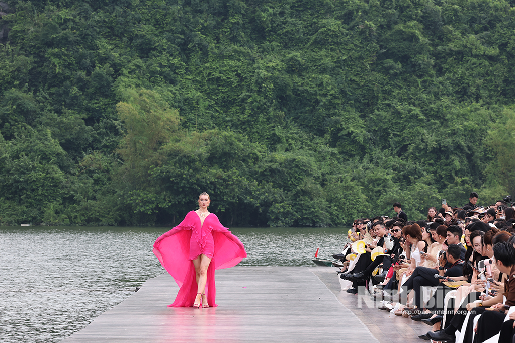 Tổ chức Fashion Show Hello Cosmo From Vietnam tại đảo Khê Cốc Tràng An