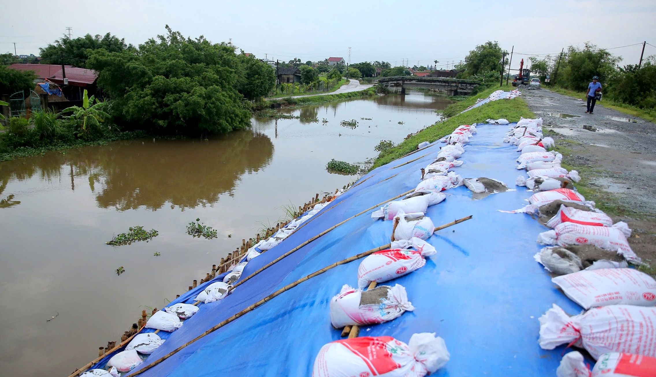 Đảm bảo an toàn hệ thống đê điều ứng phó với mưa lũ sau bão