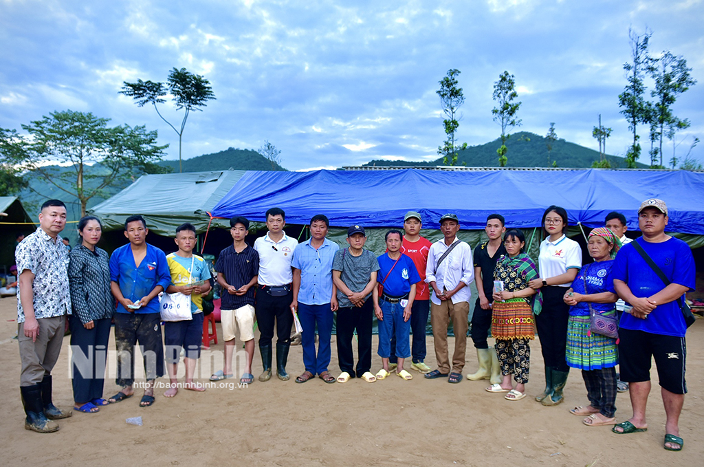 Đoàn Thiện nguyện tỉnh Ninh Bình thăm hỏi trao quà hỗ trợ đồng bào vùng lũ huyện Bắc Hà Lào Cai