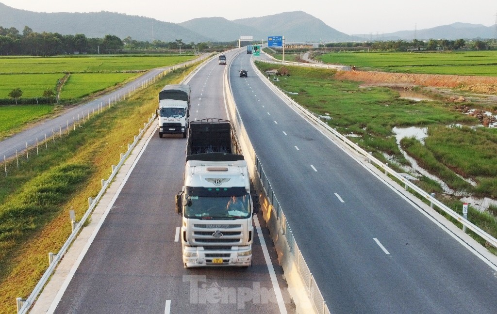 Cận cảnh 200 km cao tốc 'trắng' trạm nghỉ, cây xăng ảnh 3