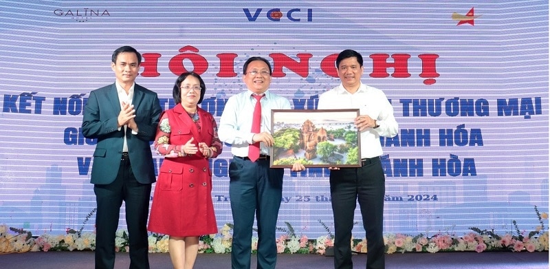 Ảnh minh họaÔng Lê Hữu Hoàng, Phó chủ tịch Thường trực UBND tỉnh (thứ 2 từ phải qua) tại Hội nghị kết nối giao thương giữa doanh nghiệp 2 tỉnh Khánh Hòa, Thanh Hóa.