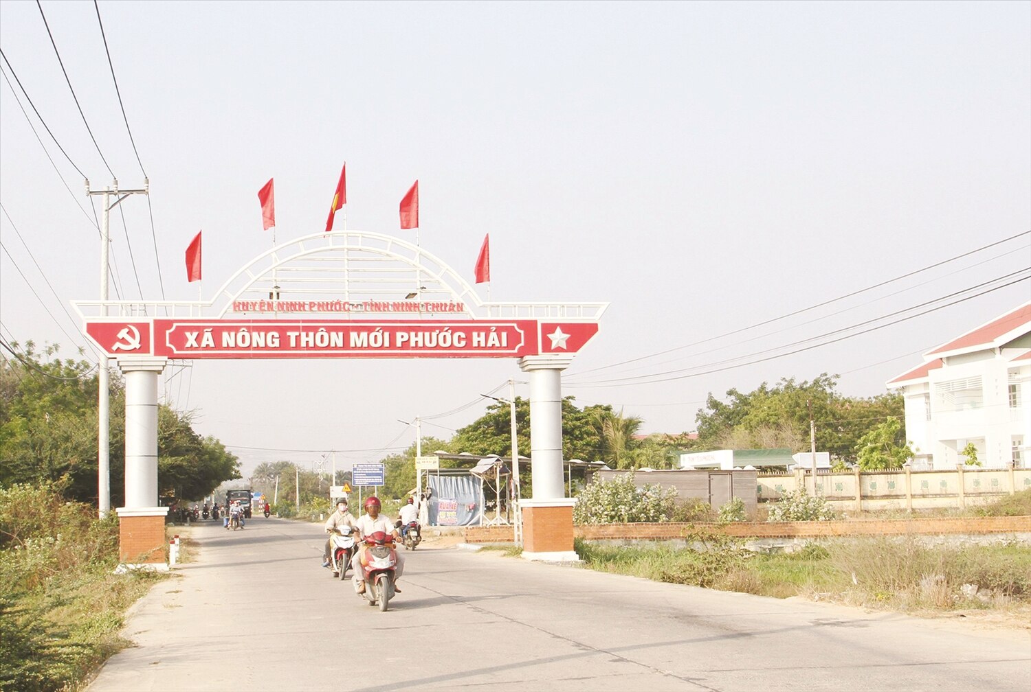 Vùng đồng bào Chăm xã Phước Hải, huyện Ninh Phước được Nhà nước đầu tư hệ thống giao thông khang trang đáp ứng tốt nhu cầu đi lại của Nhân dân