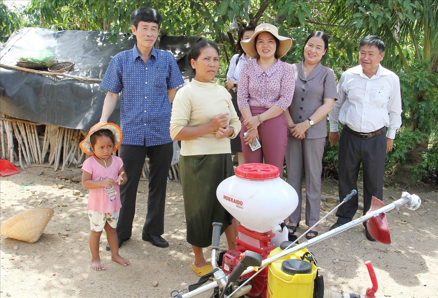 Đoàn công tác của Ủy ban MTTQ Việt Nam tỉnh Ninh Thuận kiểm tra việc sử dụng thiết bị nông nghiệp tại hộ gia đình bà Dương Thị Gánh, dân tộc Chăm ở xã Bắc Sơn, huyện Thuận Bắc (Ảnh: Thái Sơn Ngọc).