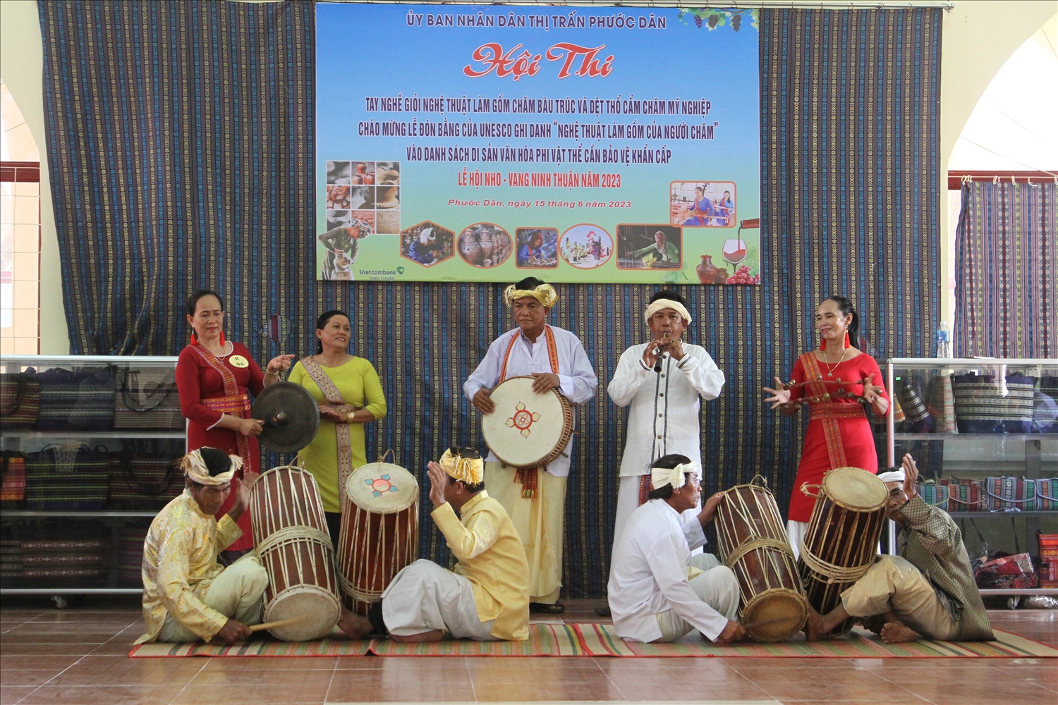 Đội Văn nghệ thôn làng Chăm Mỹ Nghiệp (xã Phước Hậu, huyện Ninh Phước)biểu diễn tại Hội thi làm gốm Bàu Trúc và dệt thổ cẩm Mỹ Nghiệp. 