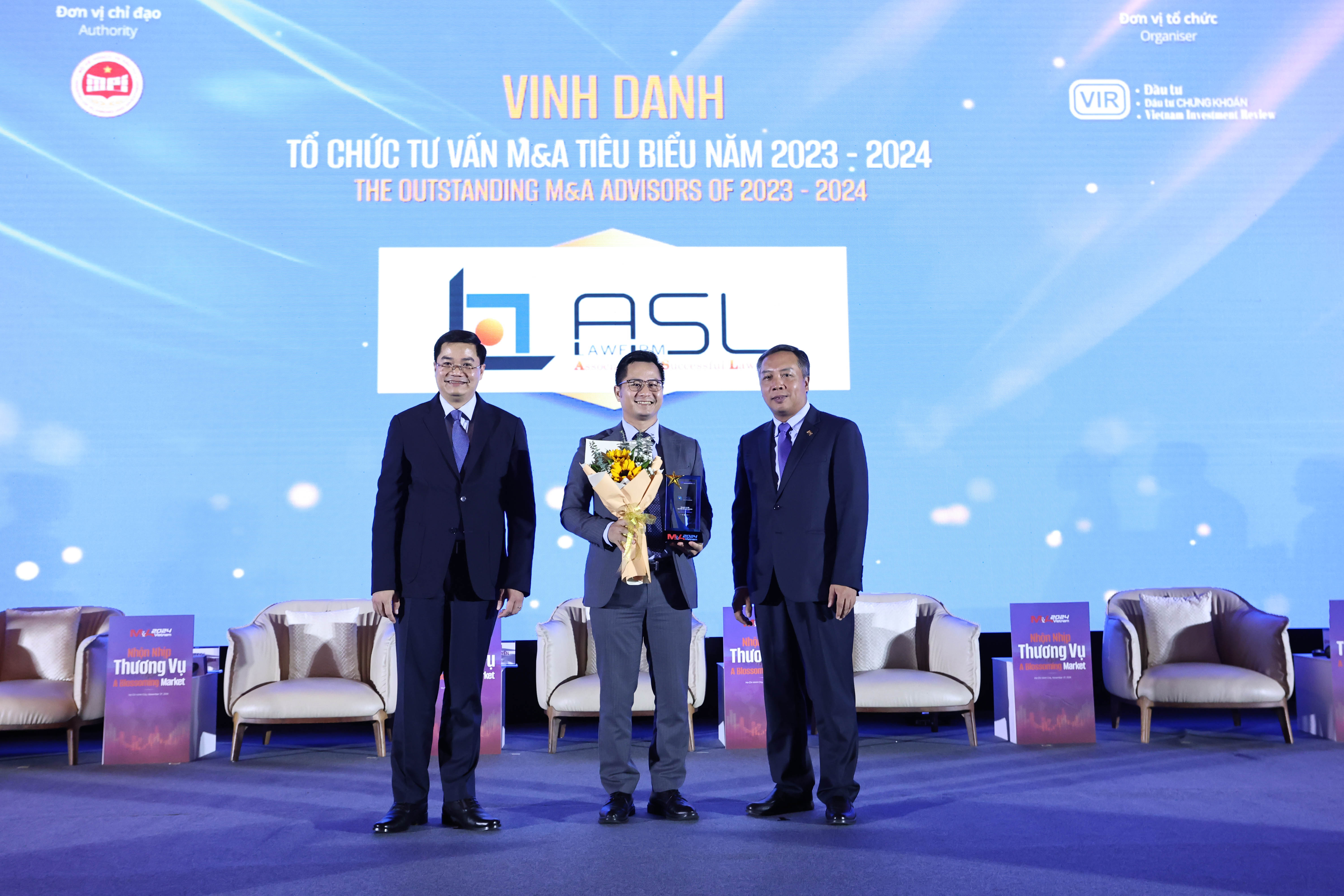 Đại diện Công ty Luật TNHH ASL (ASL Law) nhận vinh danh tổ chức tư vấn M&A tiêu biểu.