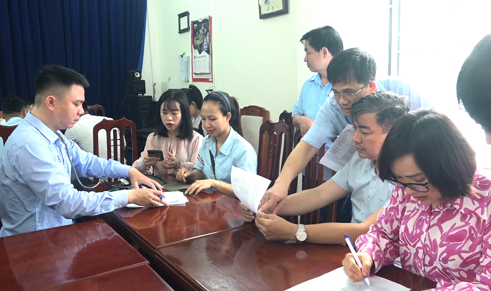 Nearly 1,000 union members of Ha Hoa district received free health consultation and examination.