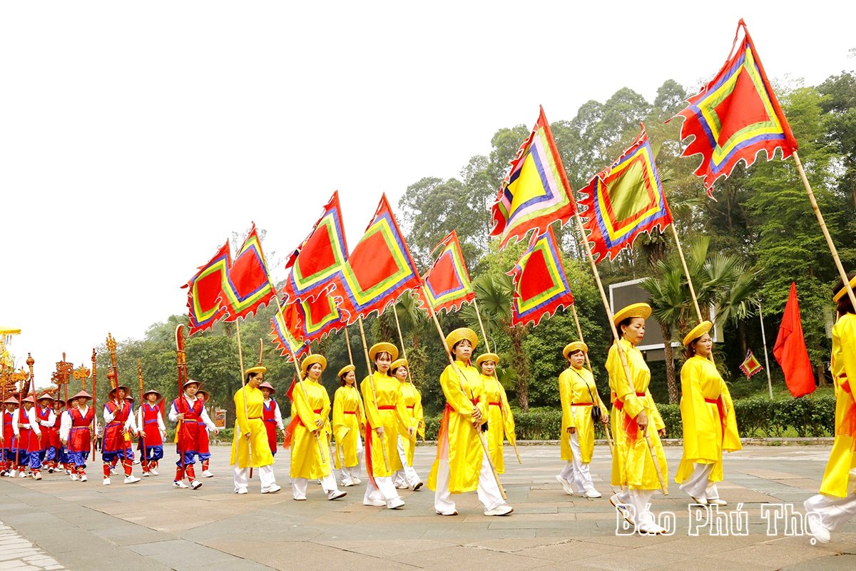 ຂະ​ບວນ​ແຫ່​ວັດ Hung ຂອງ​ບັນ​ດາ​ທ້ອງ​ຖິ່ນ​ໃນ​ເຂດ​ໃກ້​ກັບ​ວັດ​ຖຸ​ບູ​ຮານ