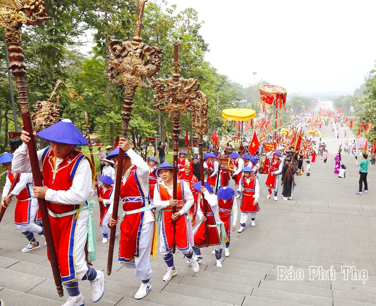 ຂະ​ບວນ​ແຫ່​ວັດ Hung ຂອງ​ບັນ​ດາ​ທ້ອງ​ຖິ່ນ​ໃນ​ເຂດ​ໃກ້​ກັບ​ວັດ​ຖຸ​ບູ​ຮານ