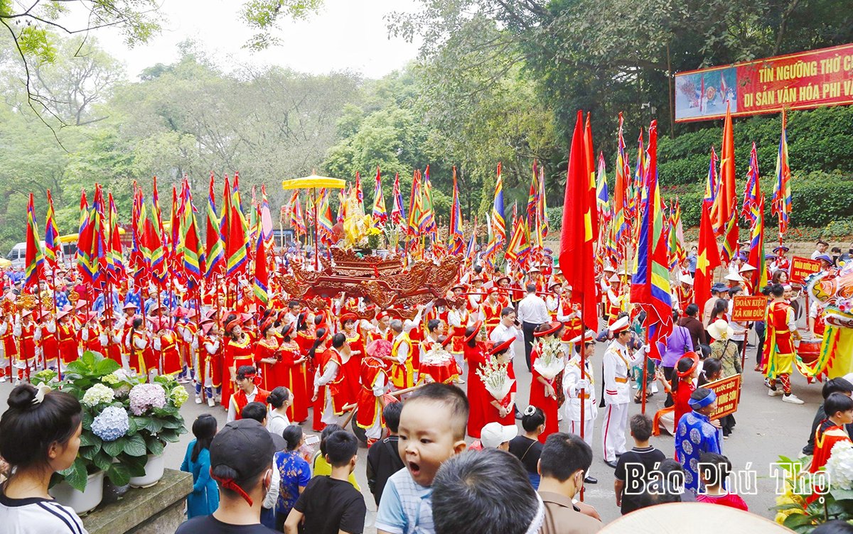 ຂະ​ບວນ​ແຫ່​ວັດ Hung ຂອງ​ບັນ​ດາ​ທ້ອງ​ຖິ່ນ​ໃນ​ເຂດ​ໃກ້​ກັບ​ວັດ​ຖຸ​ບູ​ຮານ