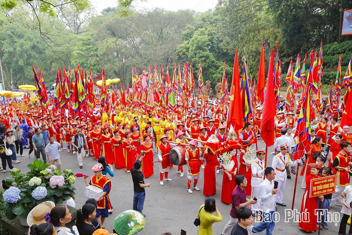 ຂະ​ບວນ​ແຫ່​ວັດ Hung ຂອງ​ບັນ​ດາ​ທ້ອງ​ຖິ່ນ​ໃນ​ເຂດ​ໃກ້​ກັບ​ວັດ​ຖຸ​ບູ​ຮານ