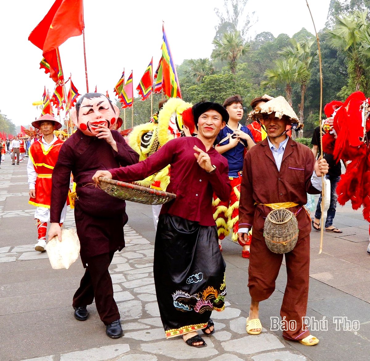 ຂະ​ບວນ​ແຫ່​ວັດ Hung ຂອງ​ບັນ​ດາ​ທ້ອງ​ຖິ່ນ​ໃນ​ເຂດ​ໃກ້​ກັບ​ວັດ​ຖຸ​ບູ​ຮານ