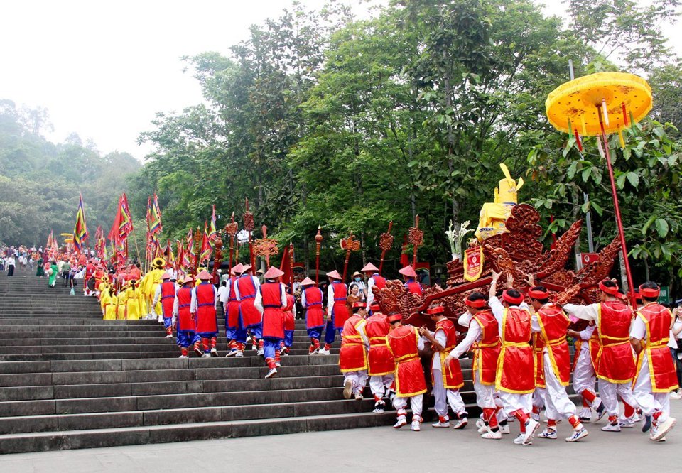 Nghi lễ rước kiệu về Đền H&ugrave;ng ng&agrave;y 15/4/2024 diễn ra trang nghi&ecirc;m th&agrave;nh k&iacute;nh. Ảnh Lương Giang.&nbsp;&nbsp;