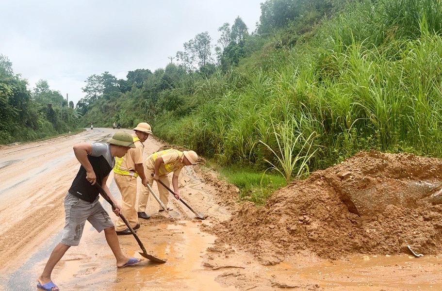 Lực lượng Công an giúp đỡ người dân trong mưa bão