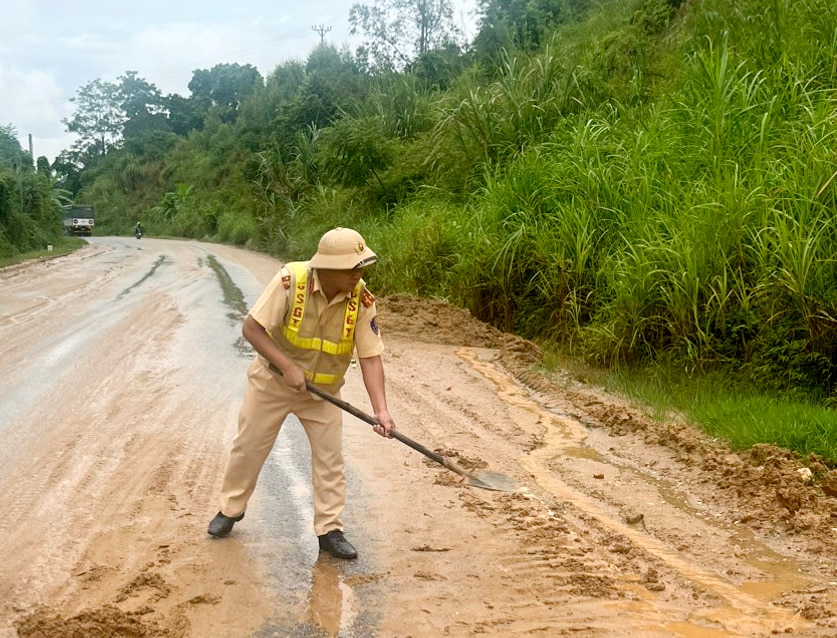 Lực lượng Công an giúp đỡ người dân trong mưa bão