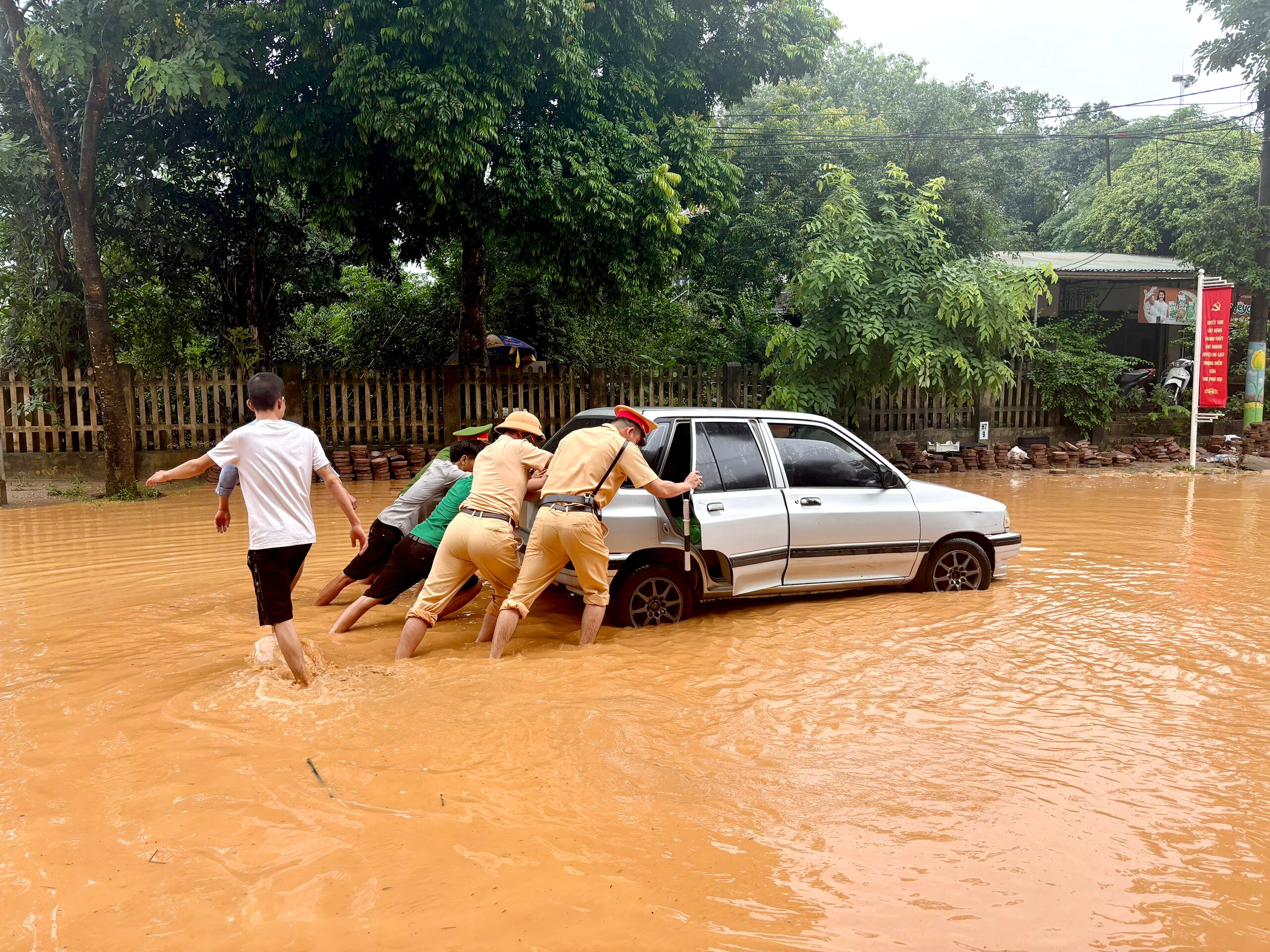 Lực lượng Công an giúp đỡ người dân trong mưa bão