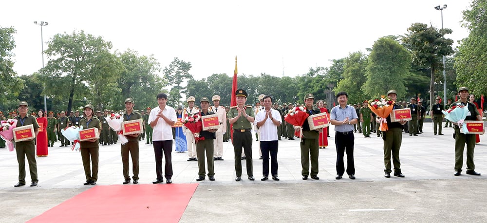 Chủ tịch UBND tỉnh dự lễ ra mắt lực lượng tham gia bảo vệ an ninh, trật tự cơ sở