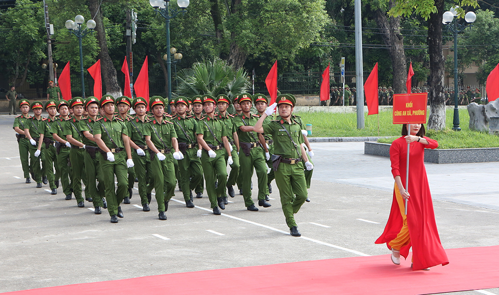 Chủ tịch UBND tỉnh dự lễ ra mắt lực lượng tham gia bảo vệ an ninh, trật tự cơ sở