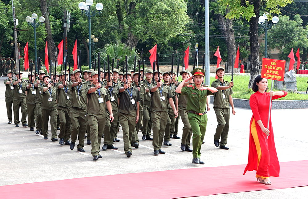 Chủ tịch UBND tỉnh dự lễ ra mắt lực lượng tham gia bảo vệ an ninh, trật tự cơ sở