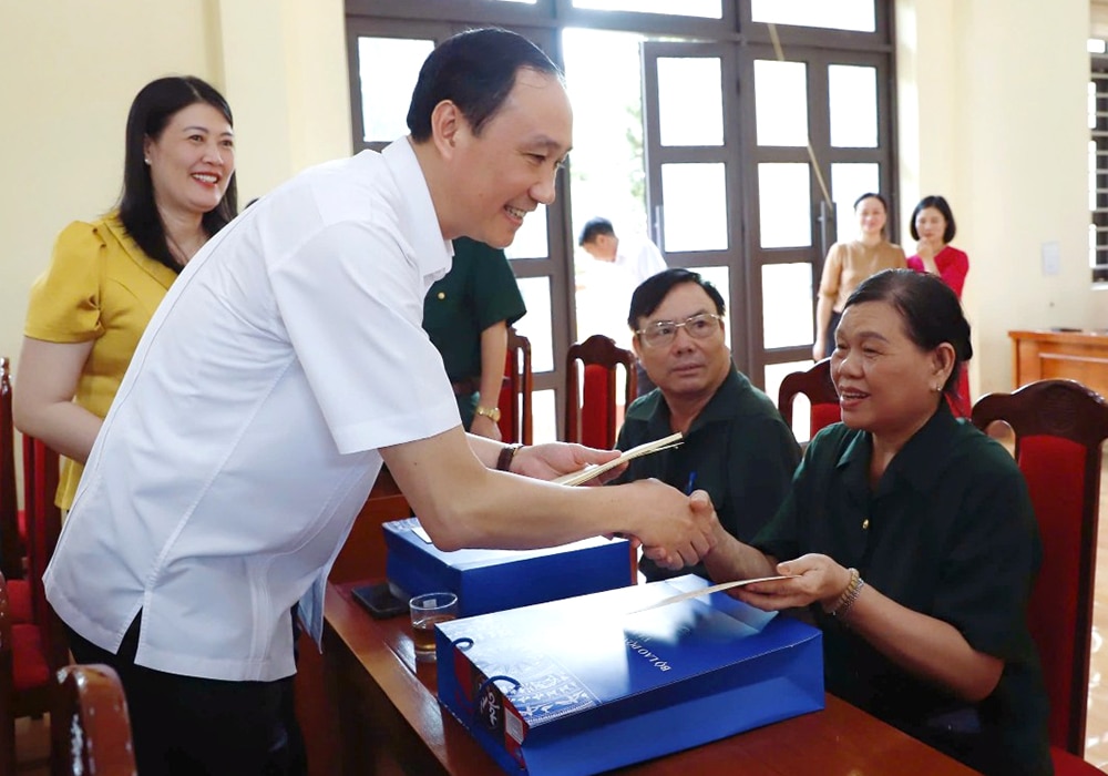 Trưởng Ban Tuyên giáo Trung ương Nguyễn Trọng Nghĩa thăm, tặng quà Trung tâm Điều dưỡng người có công