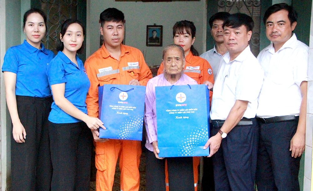 Compagnie d'électricité de Phu Tho : Visite et remise de cadeaux aux mères héroïques vietnamiennes et aux familles de personnes méritantes