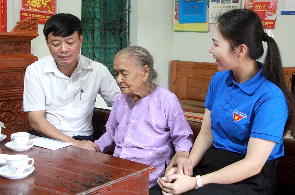 Công ty Điện lực Phú Thọ: Thăm, tặng quà Mẹ Việt Nam anh hùng và gia đình người có công