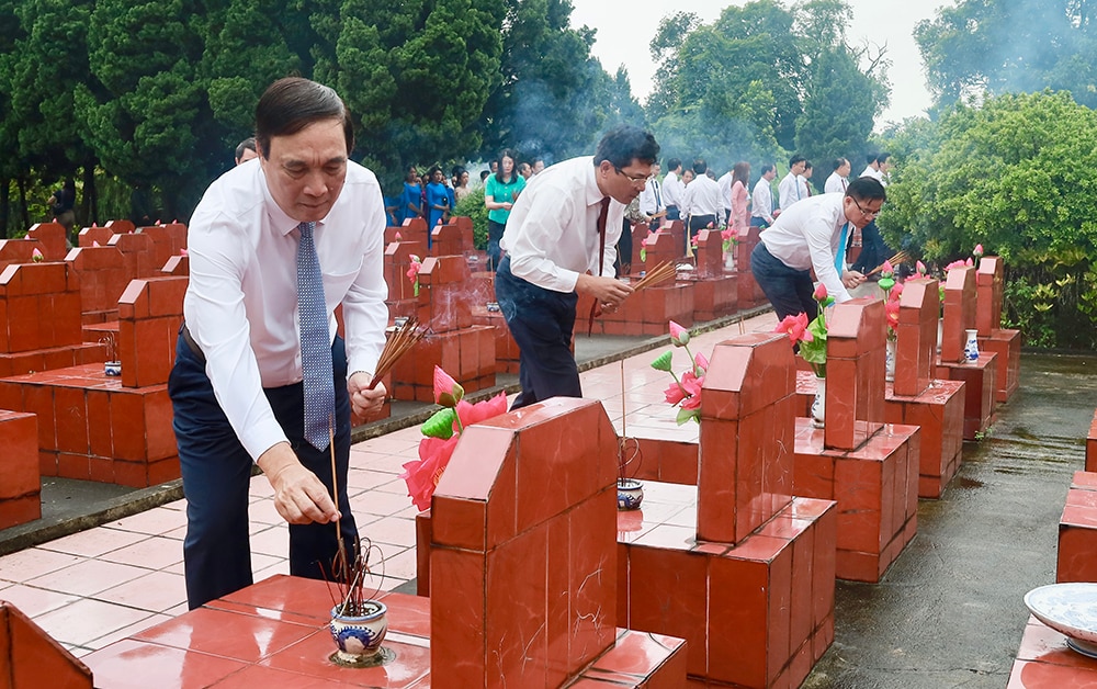 Bí thư Tỉnh ủy Bùi Minh Châu dâng hương tưởng niệm Chủ tịch Hồ Chí Minh và thăm, tặng quà đối tượng chính sách, người có công huyện Tam Nông