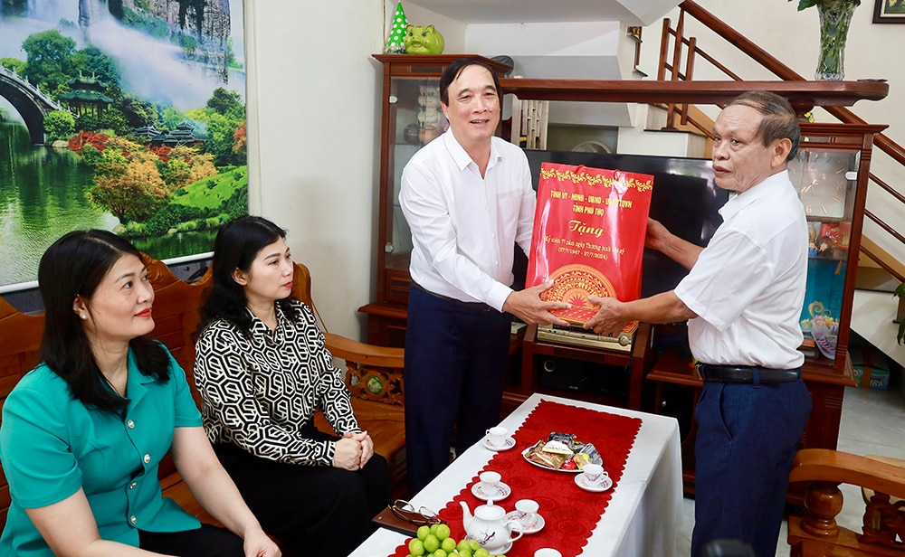 Bí thư Tỉnh ủy Bùi Minh Châu dâng hương tưởng niệm Chủ tịch Hồ Chí Minh và thăm, tặng quà đối tượng chính sách, người có công huyện Tam Nông