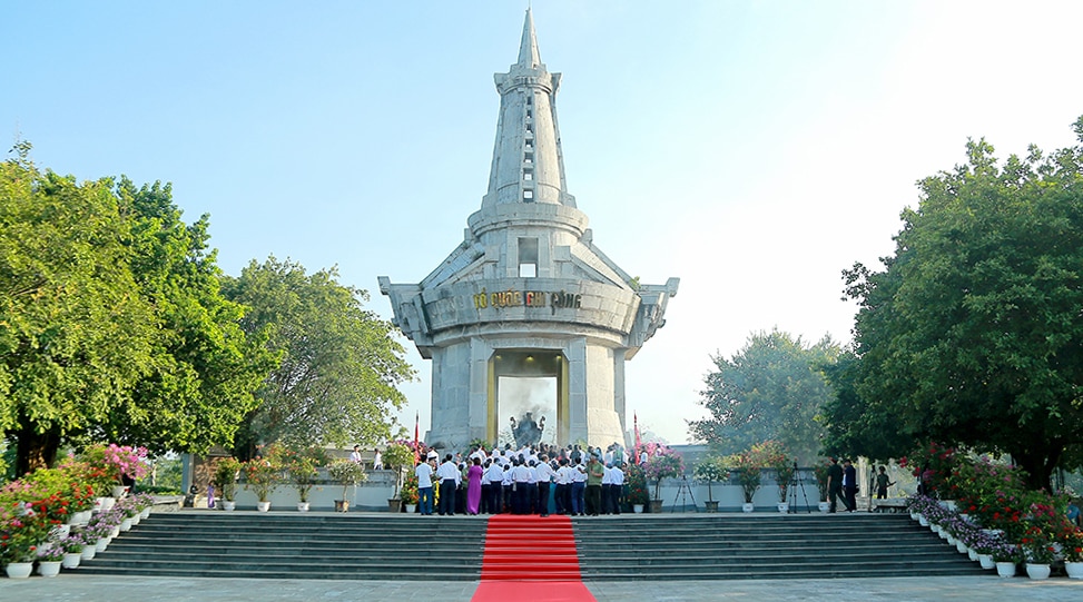 Các đồng chí lãnh đạo tỉnh dâng hương tưởng niệm các Anh hùng liệt sĩ