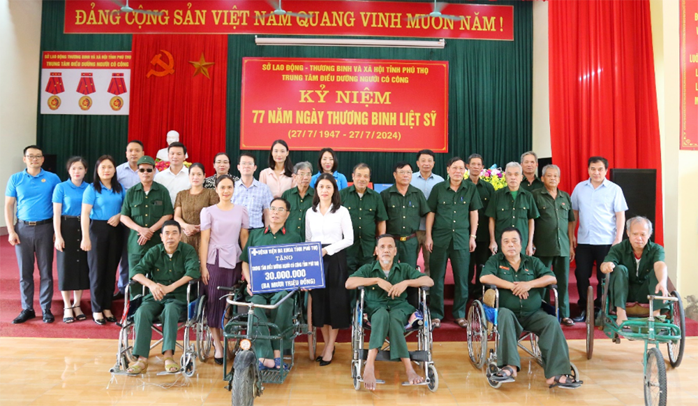 Bệnh viện Đa khoa tỉnh thăm, tặng quà thương binh, bệnh binh, người có công với cách mạng