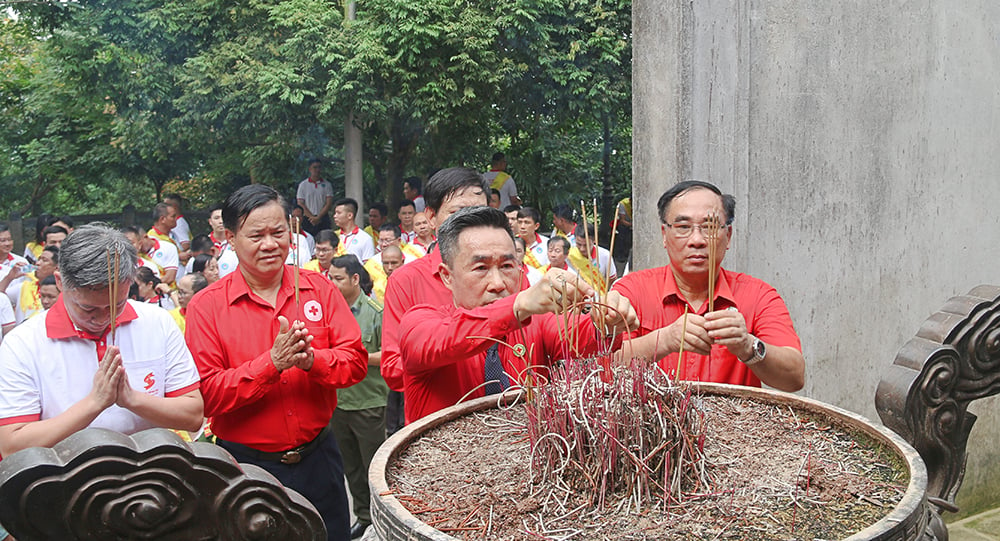 100 đại biểu hiến máu tình nguyện tiêu biểu toàn quốc dâng hương, báo công tại Khu Di tích lịch sử Đền Hùng