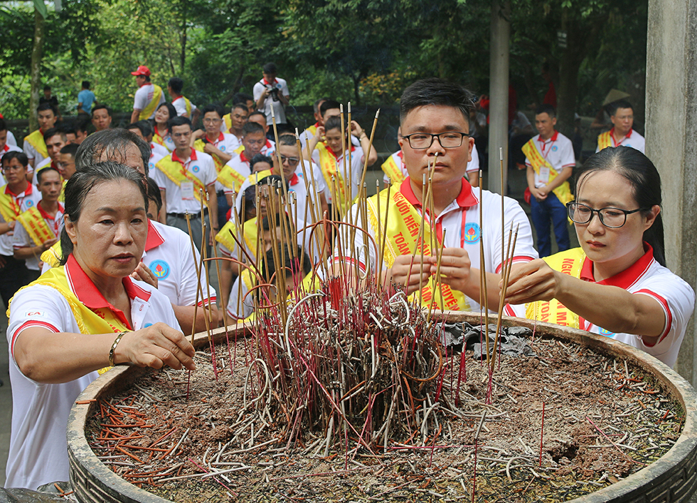 100 đại biểu hiến máu tình nguyện tiêu biểu toàn quốc dâng hương, báo công tại Khu Di tích lịch sử Đền Hùng