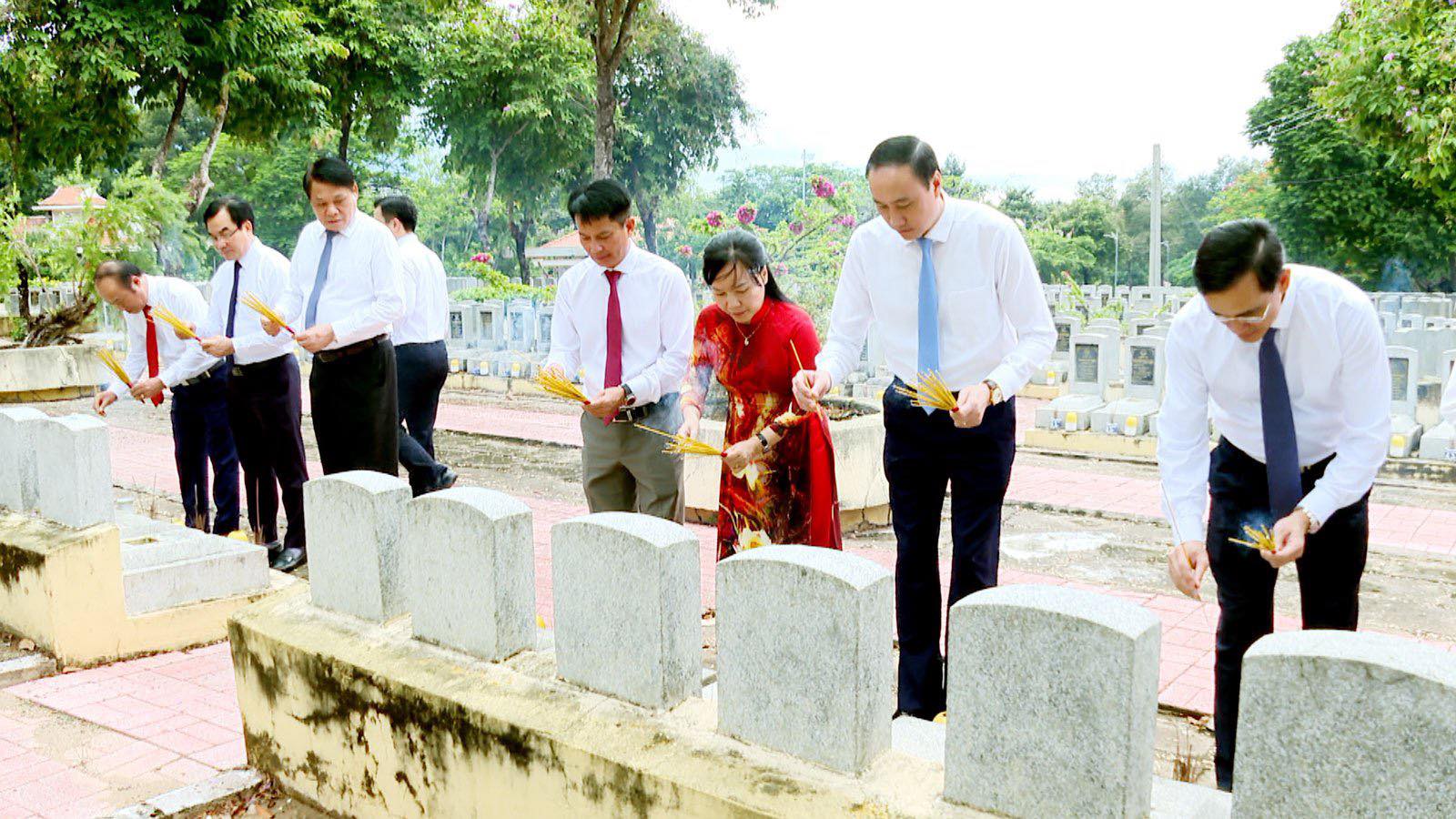 Đoàn đại biểu tỉnh Phú Thọ tri ân Anh hùng liệt sĩ tại Tây Ninh, Bình Dương và TP Hồ Chí Minh