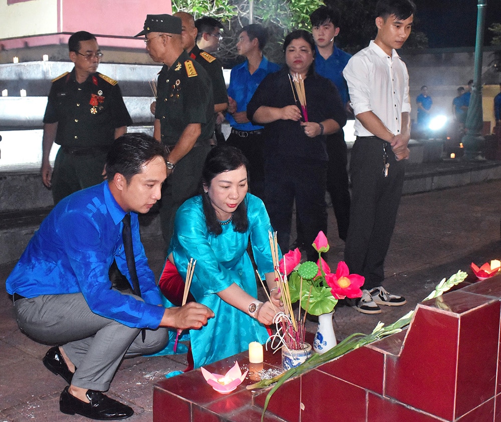 เยาวชนบ้านเมืองจุดเทียนถวายความอาลัย