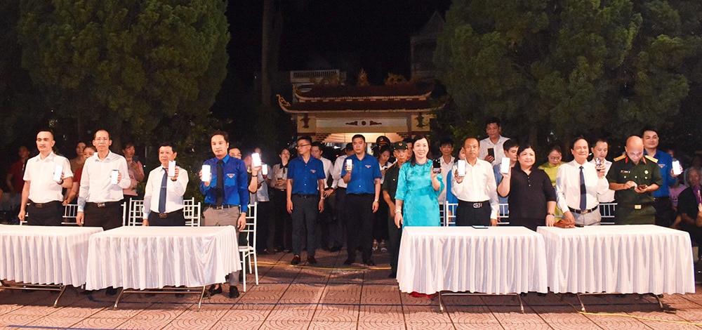 เยาวชนบ้านเมืองจุดเทียนถวายความอาลัย