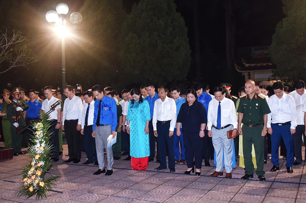 Молодежь Родины зажгла свечи в знак благодарности